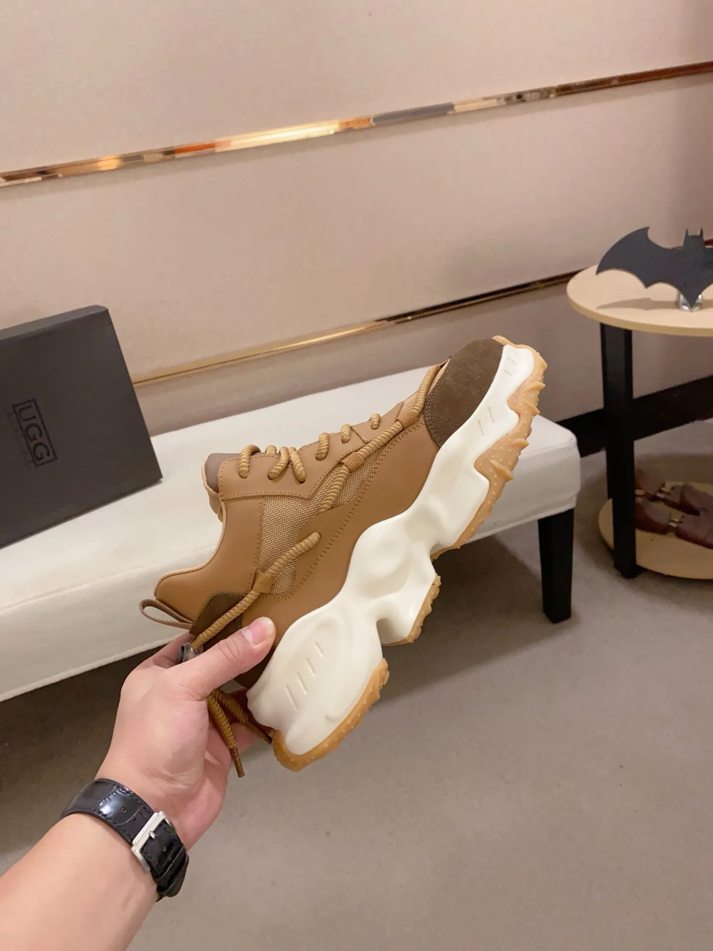 Factory price: 760💰(high-end goods) UGG❄️❄️The latest fashionable men's shoes👟 1:1⃣️Quality, fabric: high-end quality first-layer cowhide imported from Europe. Lining: wool lining, sole: pure imported foam outsole. ❤️High-end goods, fine workmanship, trendy and fashionable. The fit is very classy. If you know the goods, you will not be able to refuse😍😍Number of codes: 39-44